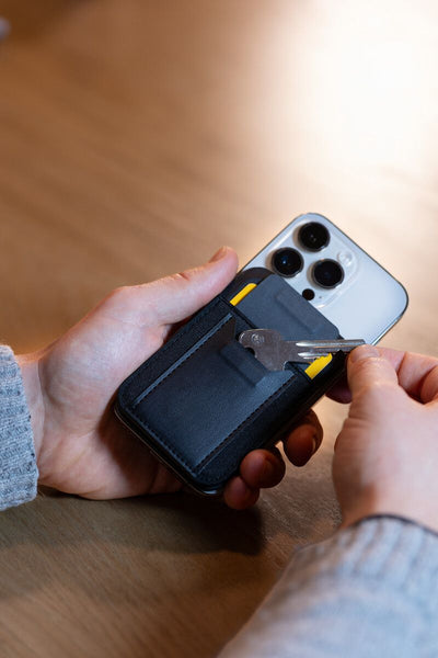 Troika CASH CARDS KEY – MagSafe® Wallet with Card, Cash & Key Storage